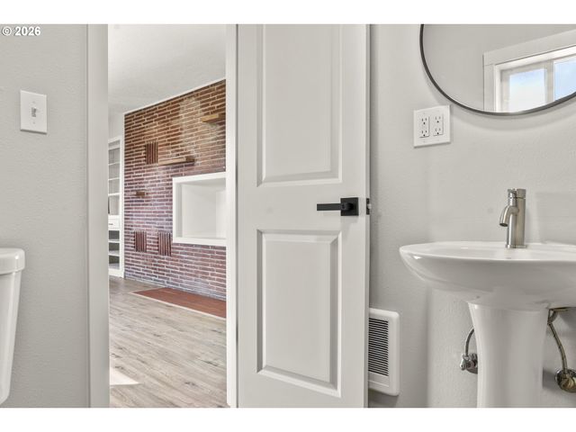 515 MAY St, Molalla, OR 97038