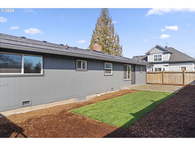 515 MAY St, Molalla, OR 97038