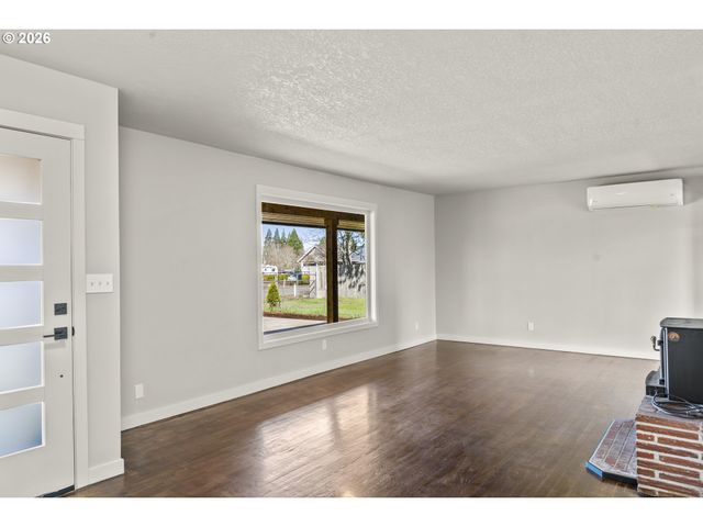 515 MAY St, Molalla, OR 97038