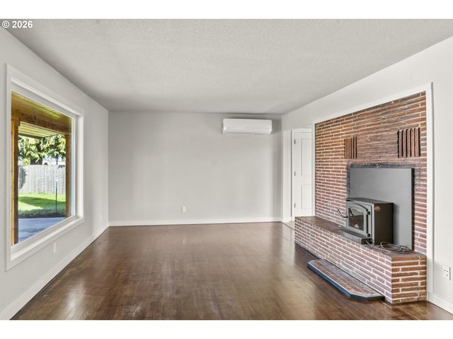 515 MAY St, Molalla, OR 97038