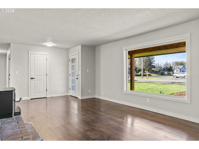 515 MAY St, Molalla, OR 97038