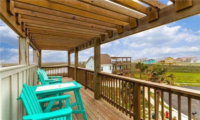 165 Breezy Ct, Port Aransas, TX 78373