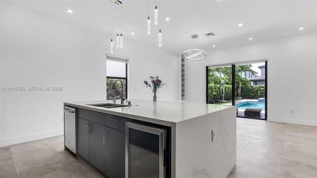 8900 NW 161st Ter, Miami Lakes, FL 33018