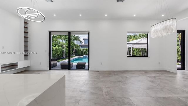 8900 NW 161st Ter, Miami Lakes, FL 33018