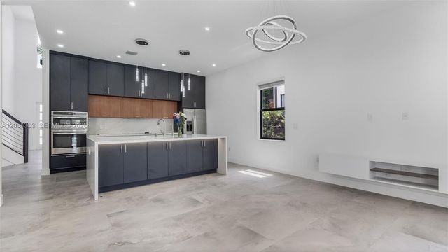 8900 NW 161st Ter, Miami Lakes, FL 33018