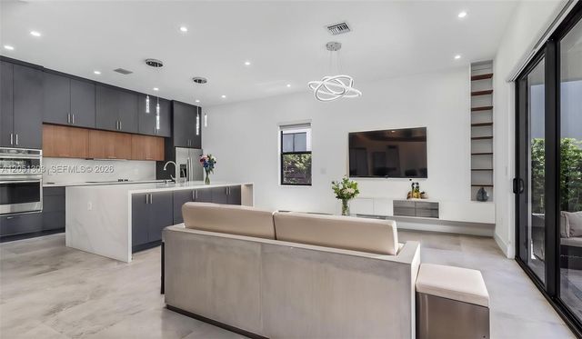 8900 NW 161st Ter, Miami Lakes, FL 33018