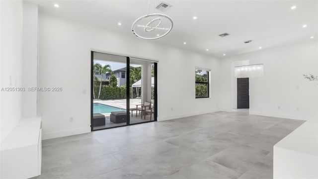 8900 NW 161st Ter, Miami Lakes, FL 33018