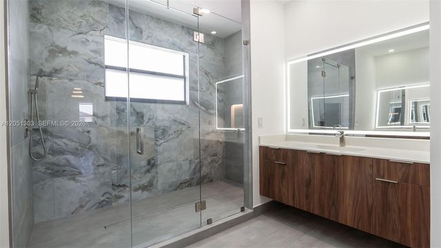 8900 NW 161st Ter, Miami Lakes, FL 33018