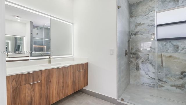 8900 NW 161st Ter, Miami Lakes, FL 33018