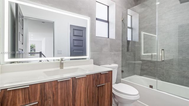 8900 NW 161st Ter, Miami Lakes, FL 33018