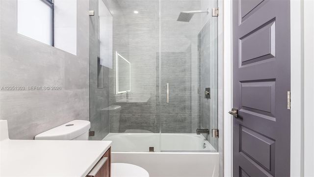 8900 NW 161st Ter, Miami Lakes, FL 33018