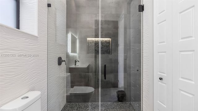 8900 NW 161st Ter, Miami Lakes, FL 33018