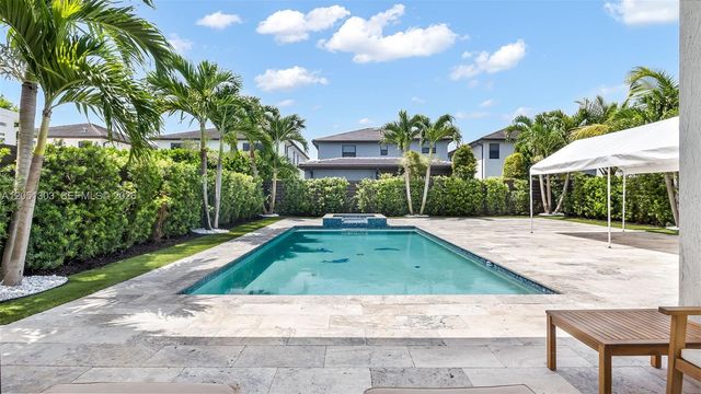 8900 NW 161st Ter, Miami Lakes, FL 33018
