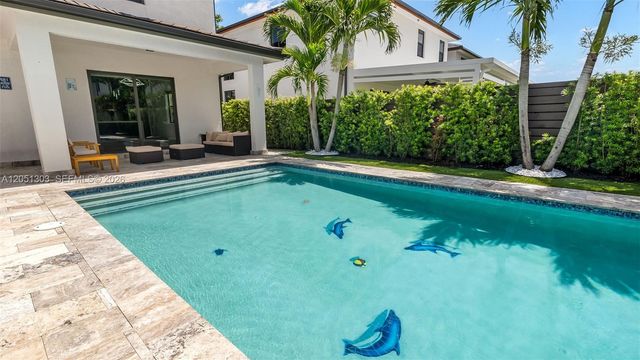8900 NW 161st Ter, Miami Lakes, FL 33018