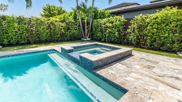 8900 NW 161st Ter, Miami Lakes, FL 33018