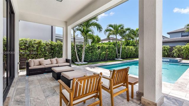 8900 NW 161st Ter, Miami Lakes, FL 33018