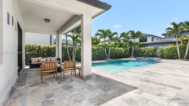8900 NW 161st Ter, Miami Lakes, FL 33018