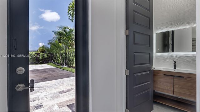 8900 NW 161st Ter, Miami Lakes, FL 33018