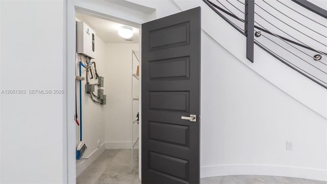 8900 NW 161st Ter, Miami Lakes, FL 33018