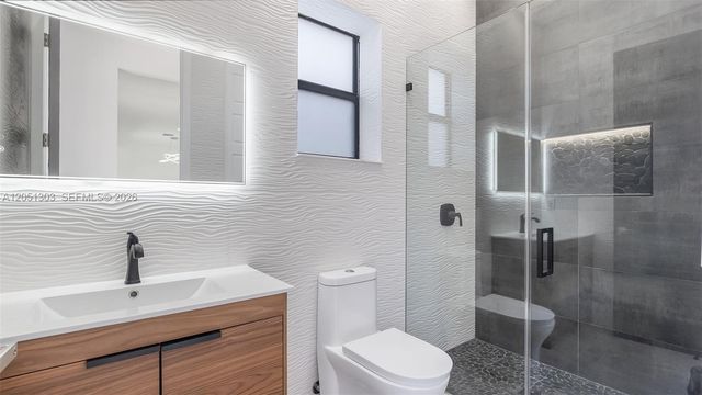 8900 NW 161st Ter, Miami Lakes, FL 33018