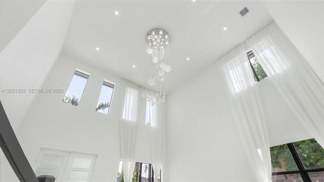 8900 NW 161st Ter, Miami Lakes, FL 33018