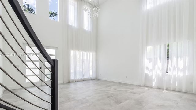 8900 NW 161st Ter, Miami Lakes, FL 33018