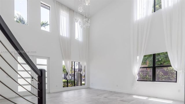 8900 NW 161st Ter, Miami Lakes, FL 33018