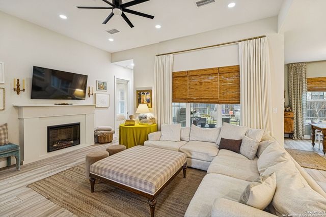 108 Parlin Ln, Fredericksburg, TX 78624