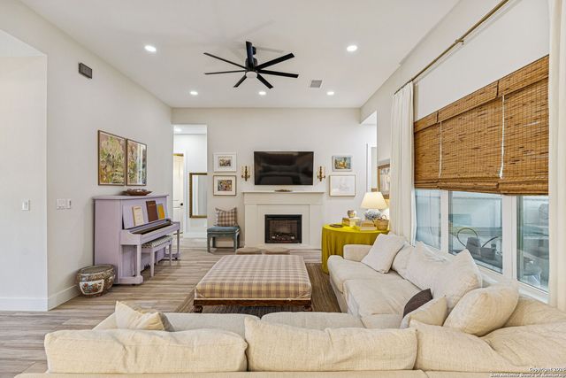 108 Parlin Ln, Fredericksburg, TX 78624