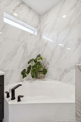 108 Parlin Ln, Fredericksburg, TX 78624