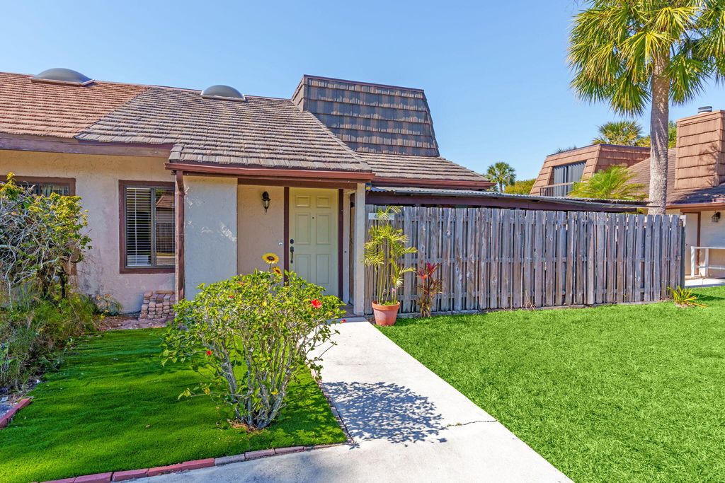 4236 Palm Bay Circle B, West Palm Beach, FL 33406