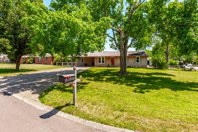 100 Hull Ln, Hendersonville, TN 37075