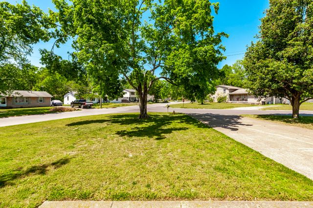 100 Hull Ln, Hendersonville, TN 37075