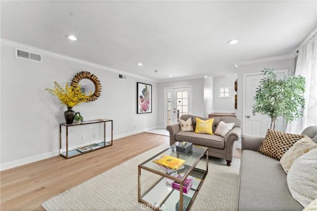 1960 Chariton Street, Los Angeles, CA 90034