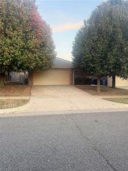 1020 Norway Avenue, Yukon, OK 73099