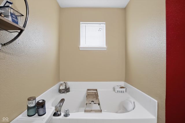9625 Treyburn Lakes Drive, Indianapolis, IN 46239