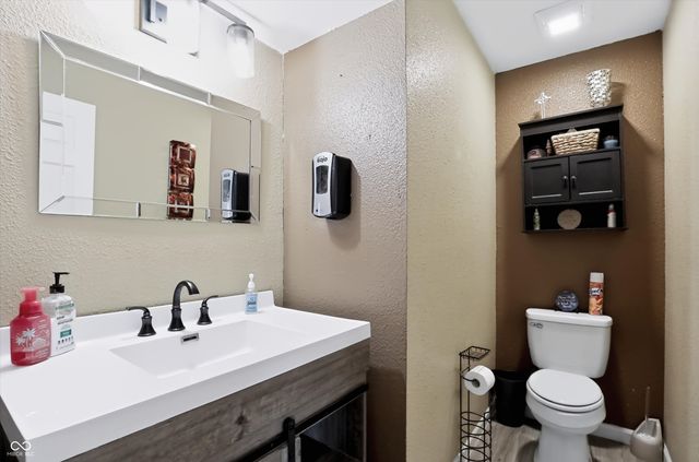 9625 Treyburn Lakes Drive, Indianapolis, IN 46239