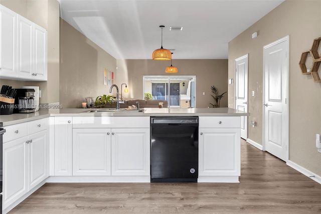 2819 NW 181st St, Miami Gardens, FL 33056