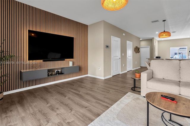 2819 NW 181st St, Miami Gardens, FL 33056