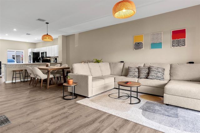 2819 NW 181st St, Miami Gardens, FL 33056