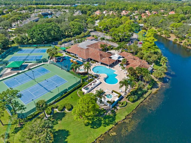 600 Crosswinds Drive C2, Greenacres, FL 33413