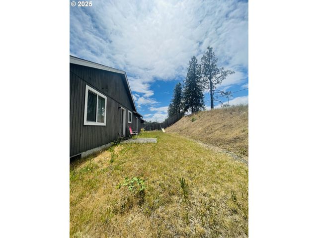 783 CALLAHAN Dr, Roseburg, OR 97471