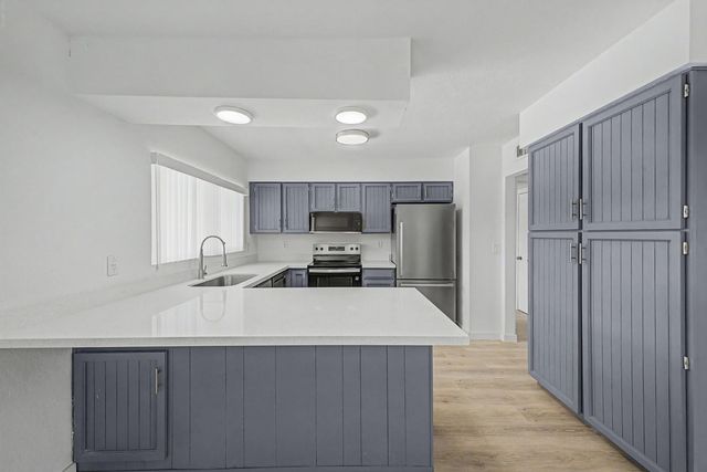 935 W Santa Cruz Drive, Tempe, AZ 85282