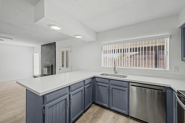 935 W Santa Cruz Drive, Tempe, AZ 85282