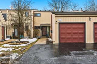 25035 Woodvale Drive S, Southfield, MI 48034