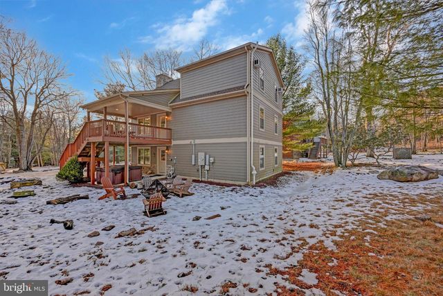 136 PINEKNOLL DR, Lake Harmony, PA 18624