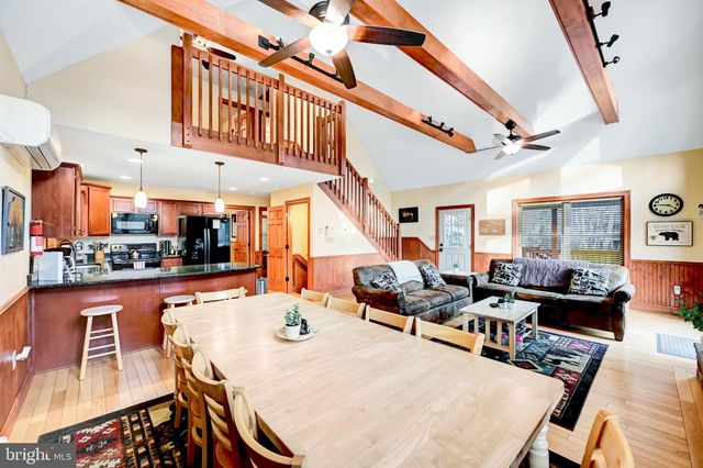 136 PINEKNOLL DR, Lake Harmony, PA 18624