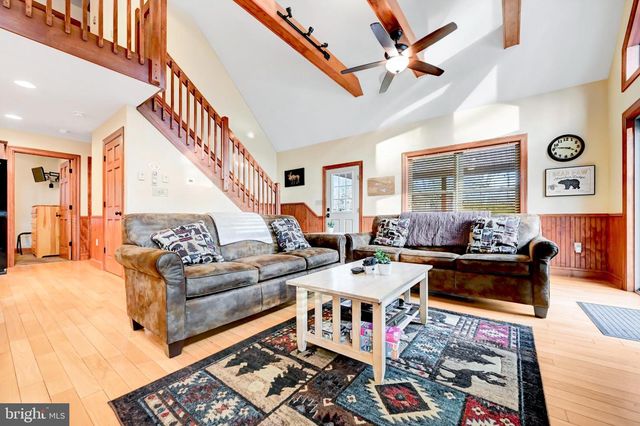 136 PINEKNOLL DR, Lake Harmony, PA 18624