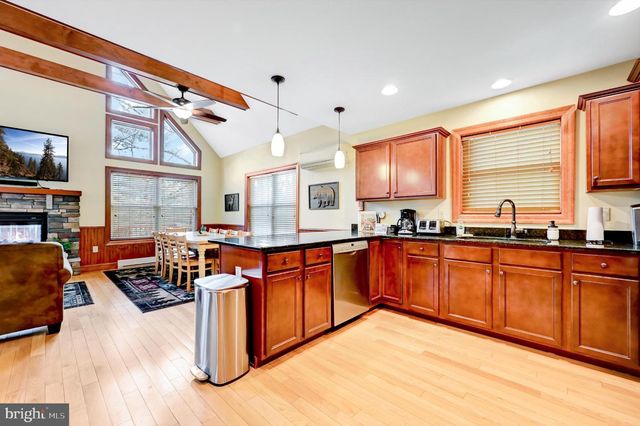 136 PINEKNOLL DR, Lake Harmony, PA 18624