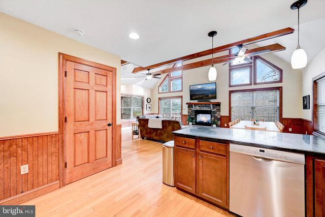 136 PINEKNOLL DR, Lake Harmony, PA 18624